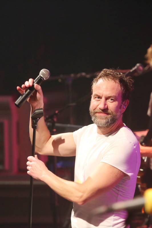 Fanoušci Tata Bojs vtrhli v brněnském Mahenově divadle na pódium