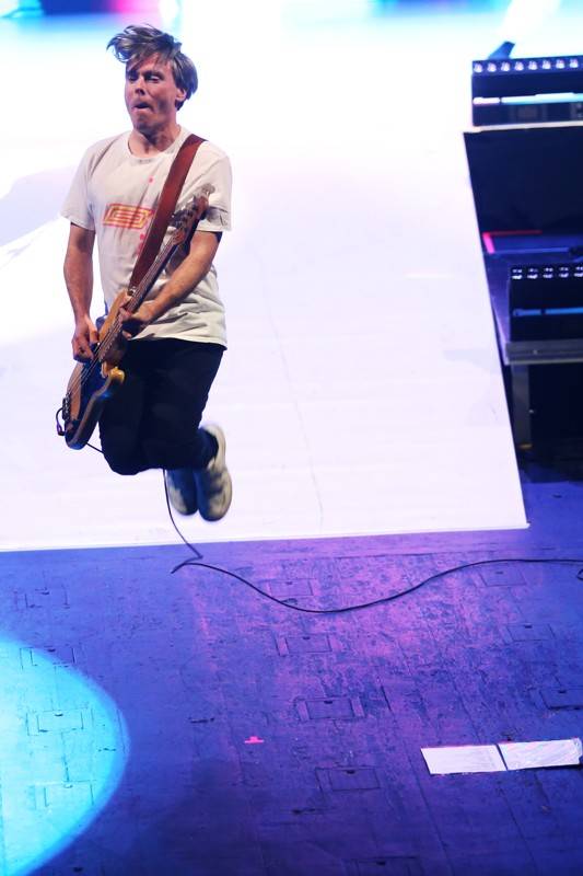 Fanoušci Tata Bojs vtrhli v brněnském Mahenově divadle na pódium