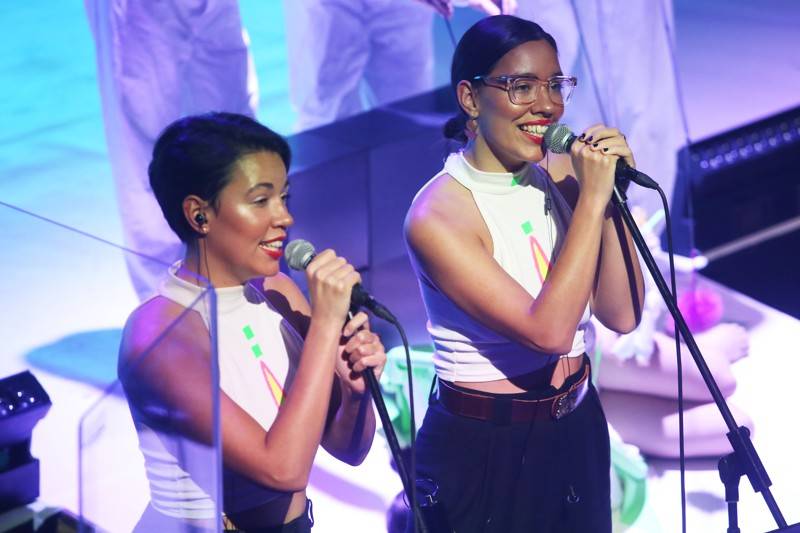 Fanoušci Tata Bojs vtrhli v brněnském Mahenově divadle na pódium