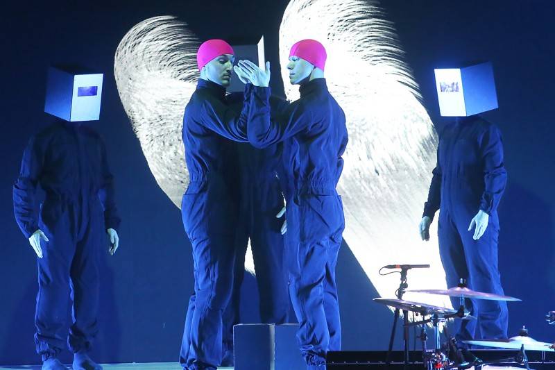 Fanoušci Tata Bojs vtrhli v brněnském Mahenově divadle na pódium