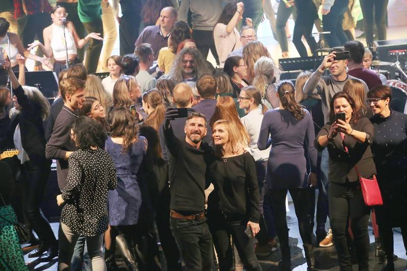 Fanoušci Tata Bojs vtrhli v brněnském Mahenově divadle na pódium