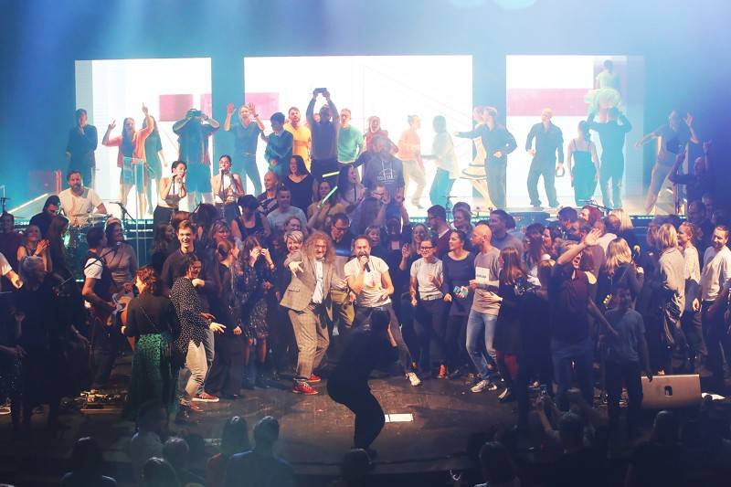 Fanoušci Tata Bojs vtrhli v brněnském Mahenově divadle na pódium