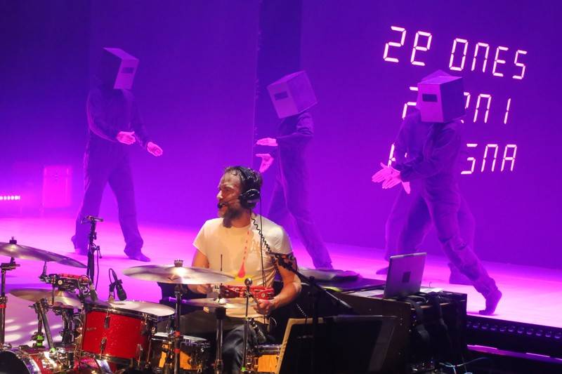 Fanoušci Tata Bojs vtrhli v brněnském Mahenově divadle na pódium