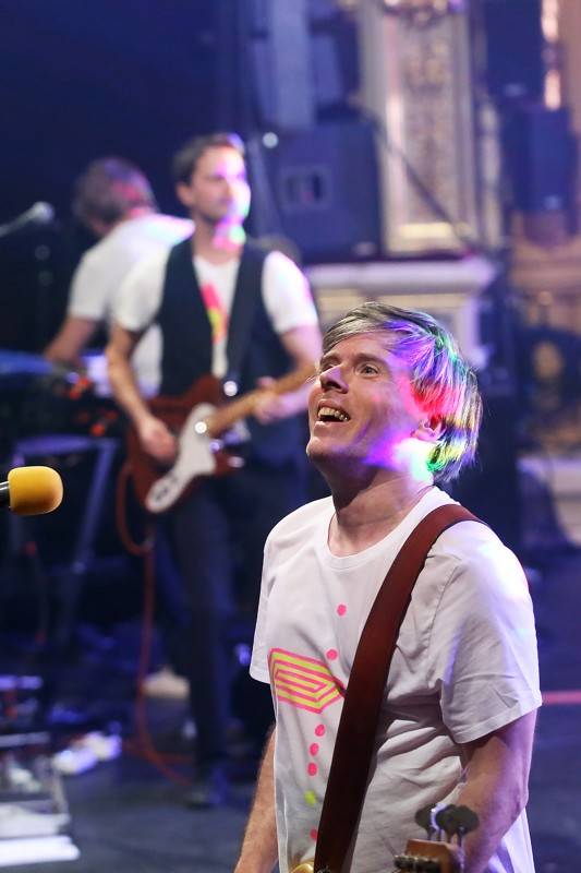 Fanoušci Tata Bojs vtrhli v brněnském Mahenově divadle na pódium