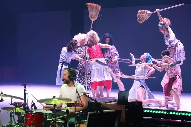 Fanoušci Tata Bojs vtrhli v brněnském Mahenově divadle na pódium