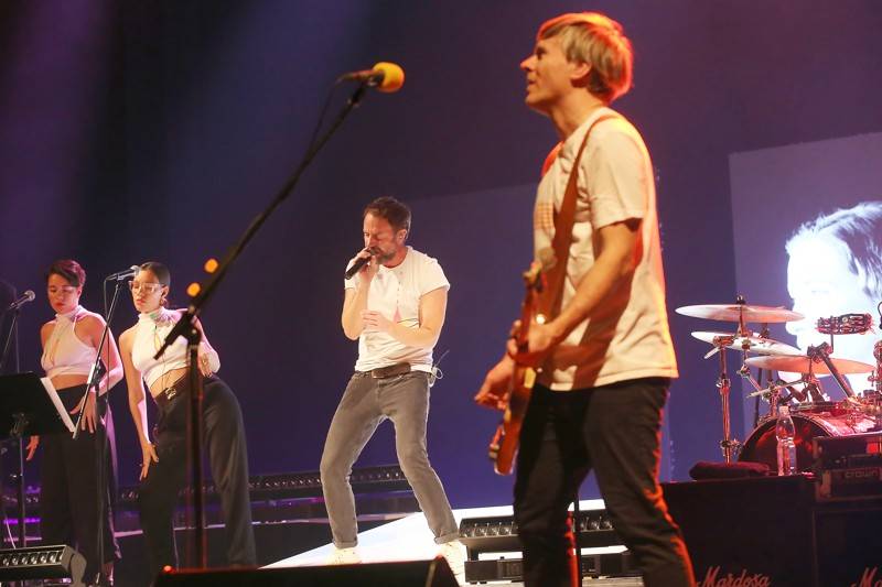 Fanoušci Tata Bojs vtrhli v brněnském Mahenově divadle na pódium