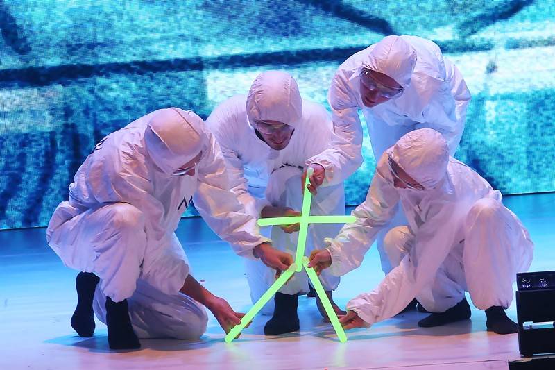 Fanoušci Tata Bojs vtrhli v brněnském Mahenově divadle na pódium