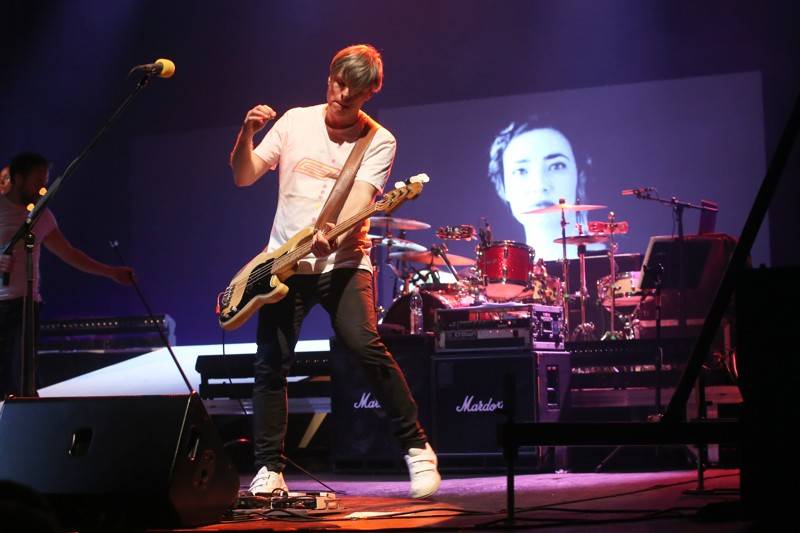 Fanoušci Tata Bojs vtrhli v brněnském Mahenově divadle na pódium