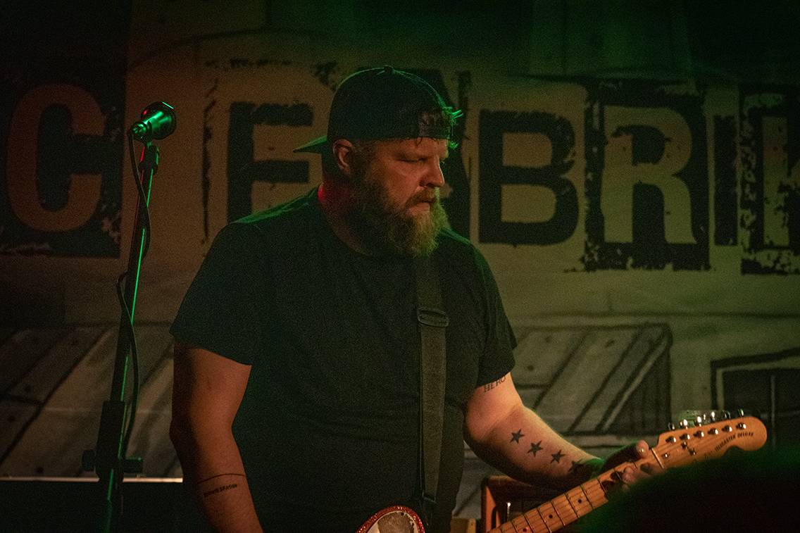 Přetrhnuté struny i plavání na lidech. Vypsaná fiXa dvakrát vyprodala České Budějovice