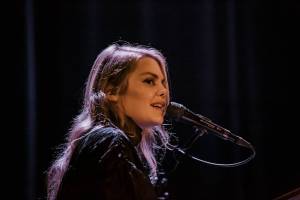 Cœur de Pirate provedla Prahu smutnými francouzskými písničkami