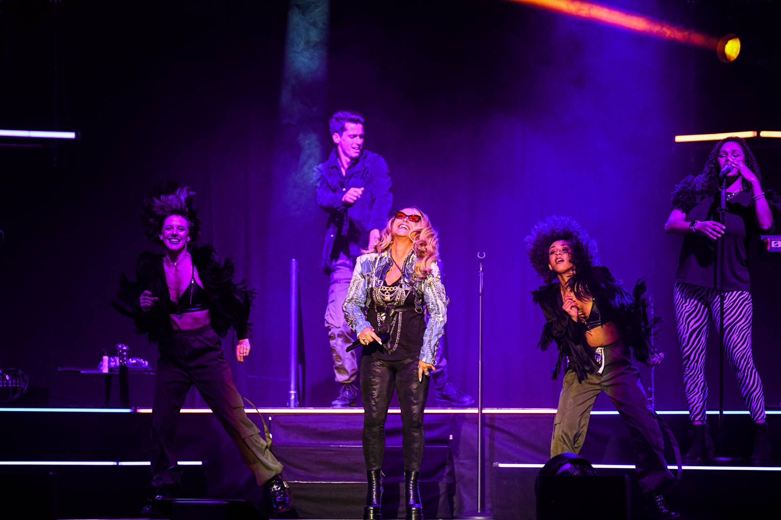 Anastacia konečně dorazila do Prahy, rozezpívala plné O2 universum