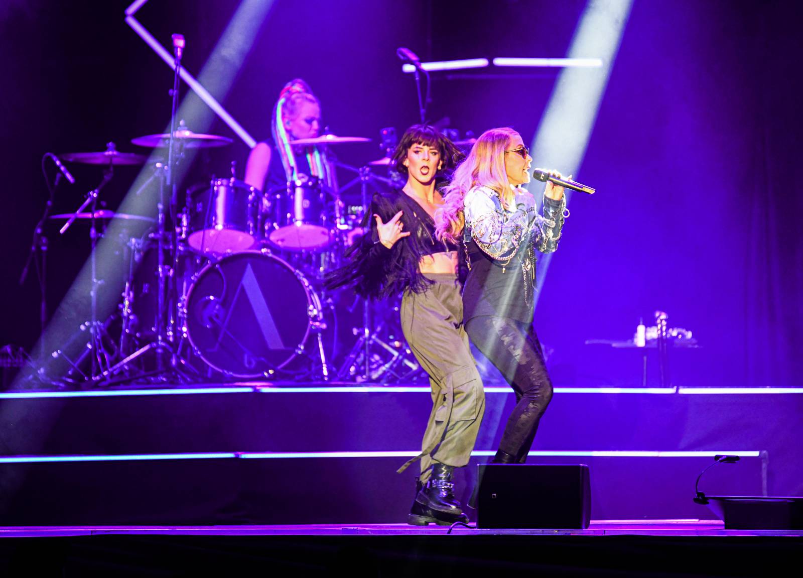 Anastacia konečně dorazila do Prahy, rozezpívala plné O2 universum