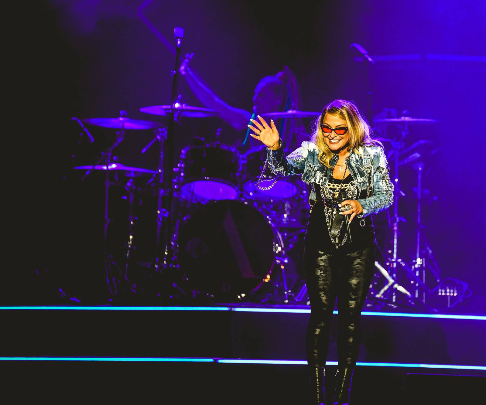 Anastacia konečně dorazila do Prahy, rozezpívala plné O2 universum