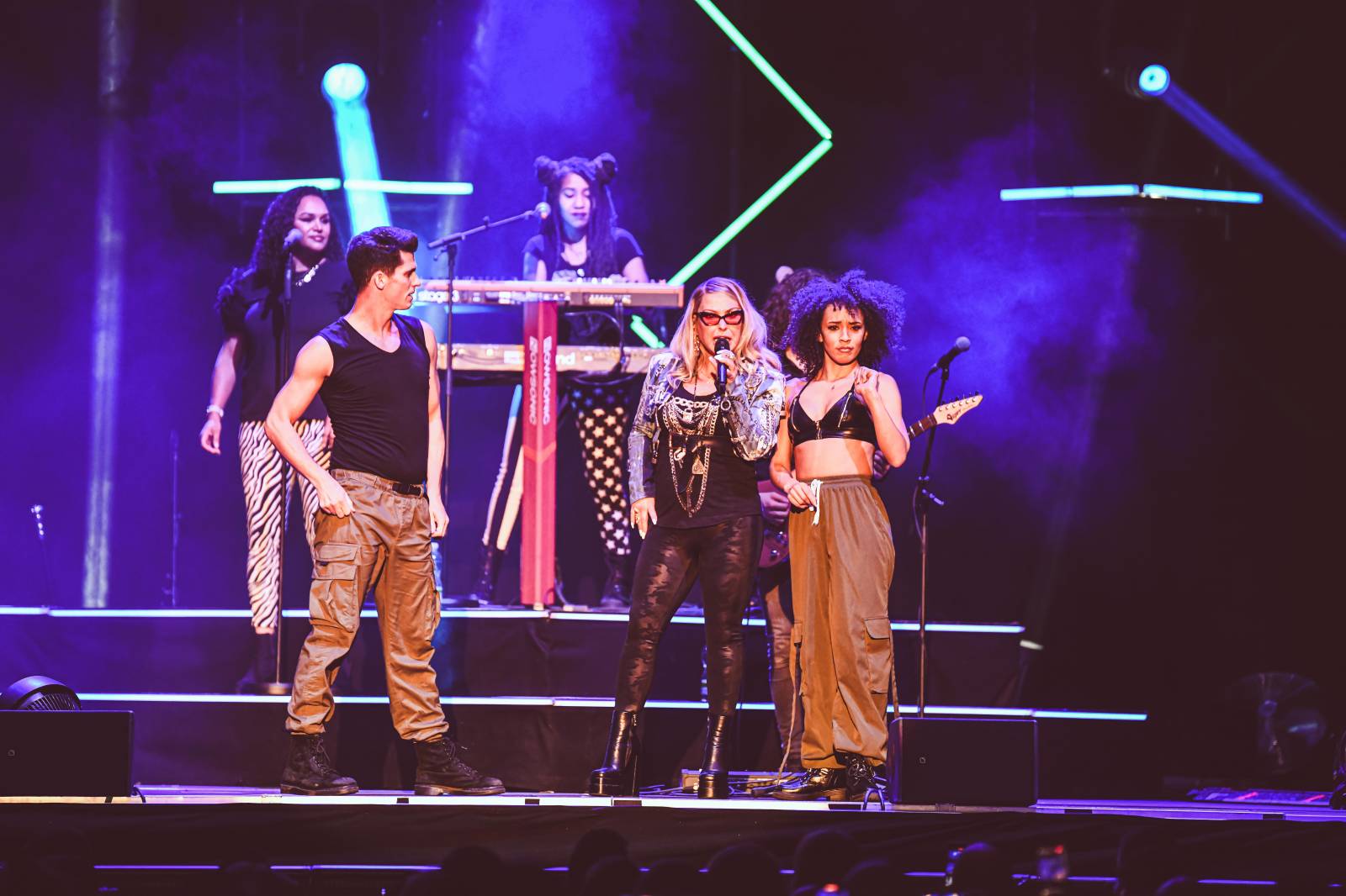 Anastacia konečně dorazila do Prahy, rozezpívala plné O2 universum