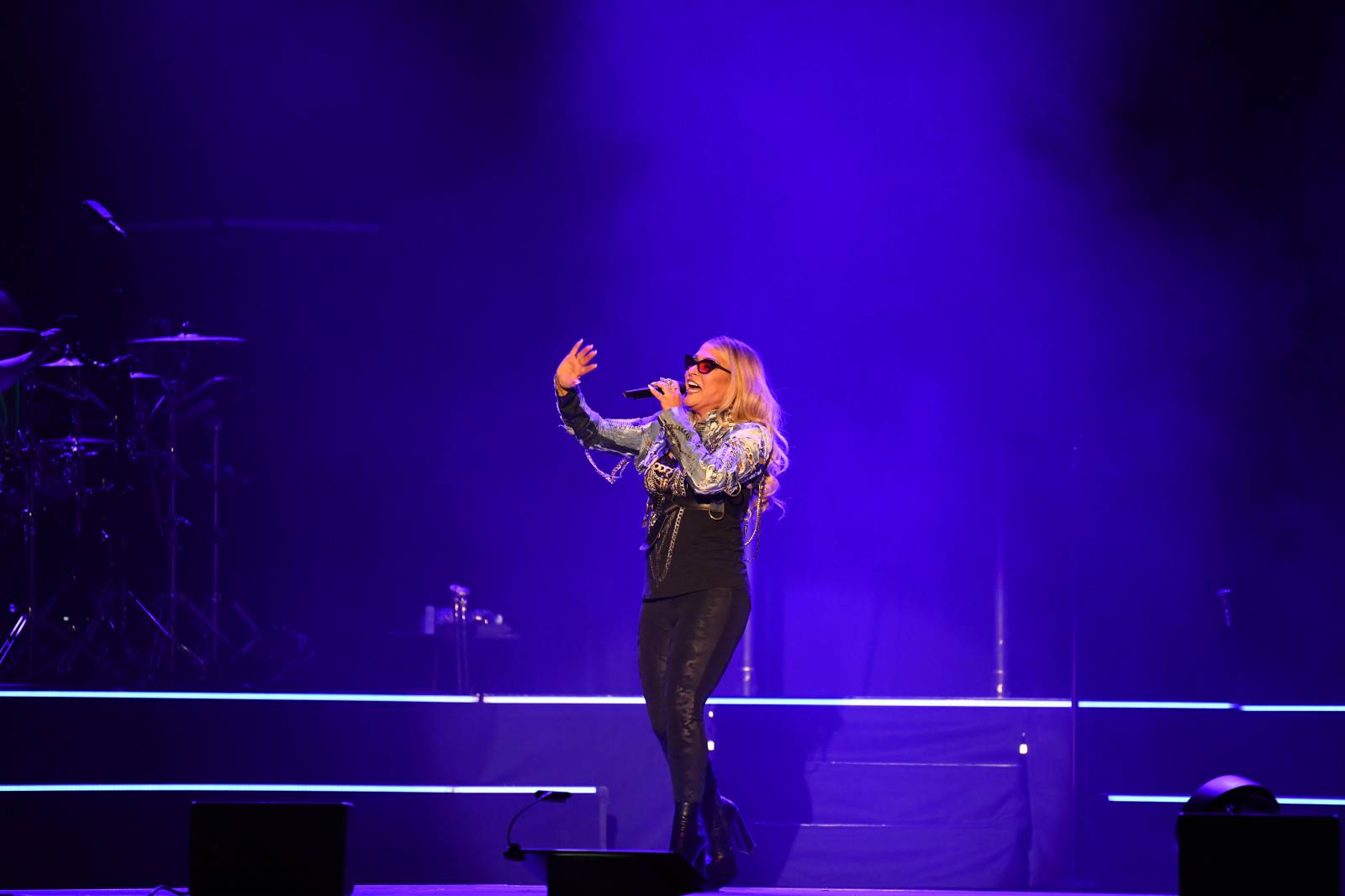 Anastacia konečně dorazila do Prahy, rozezpívala plné O2 universum