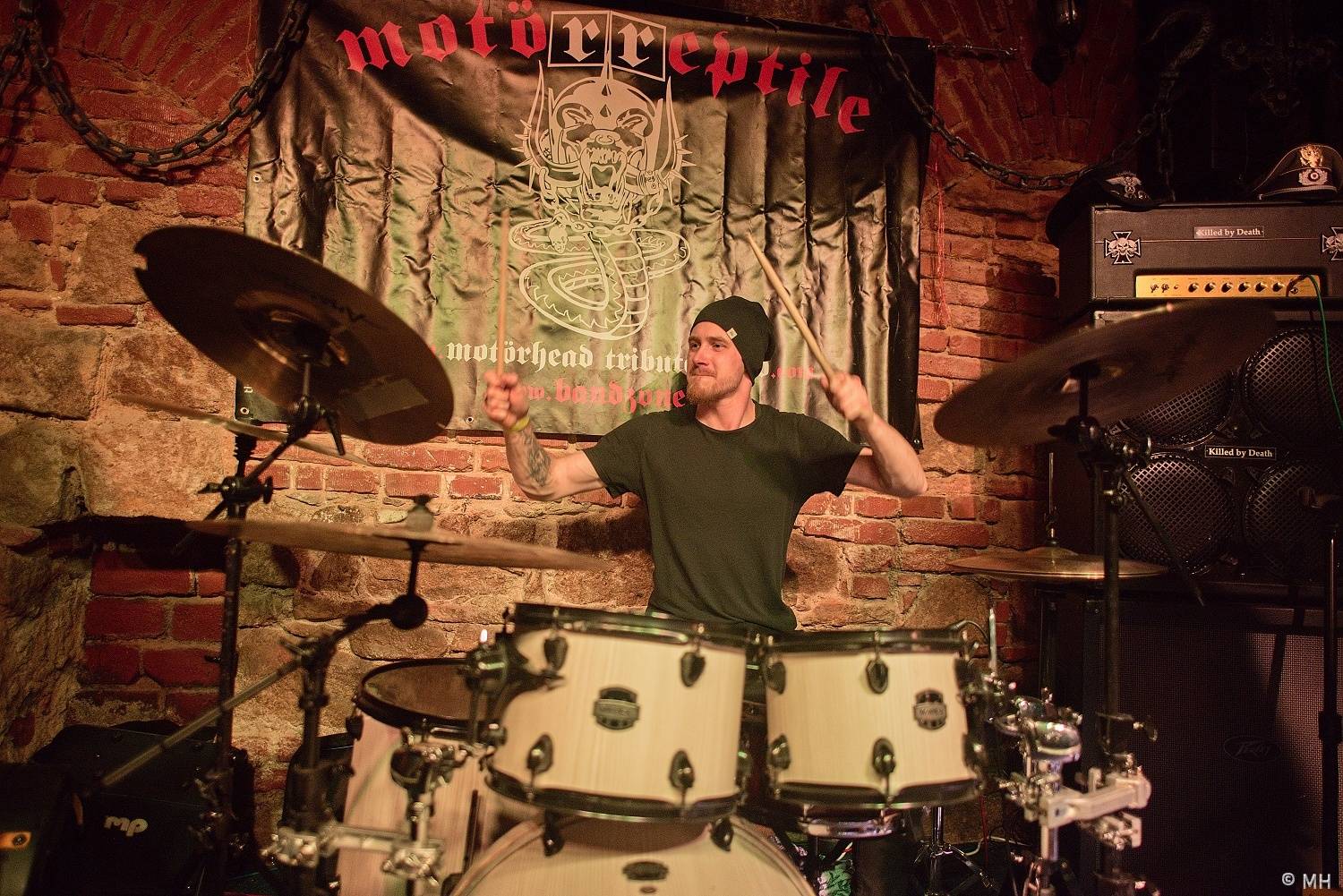 V Plzni vzpomínali na Lemmyho. V Parlamentu zahráli Bradavice, Motörreptile a Zvýšený Riziko