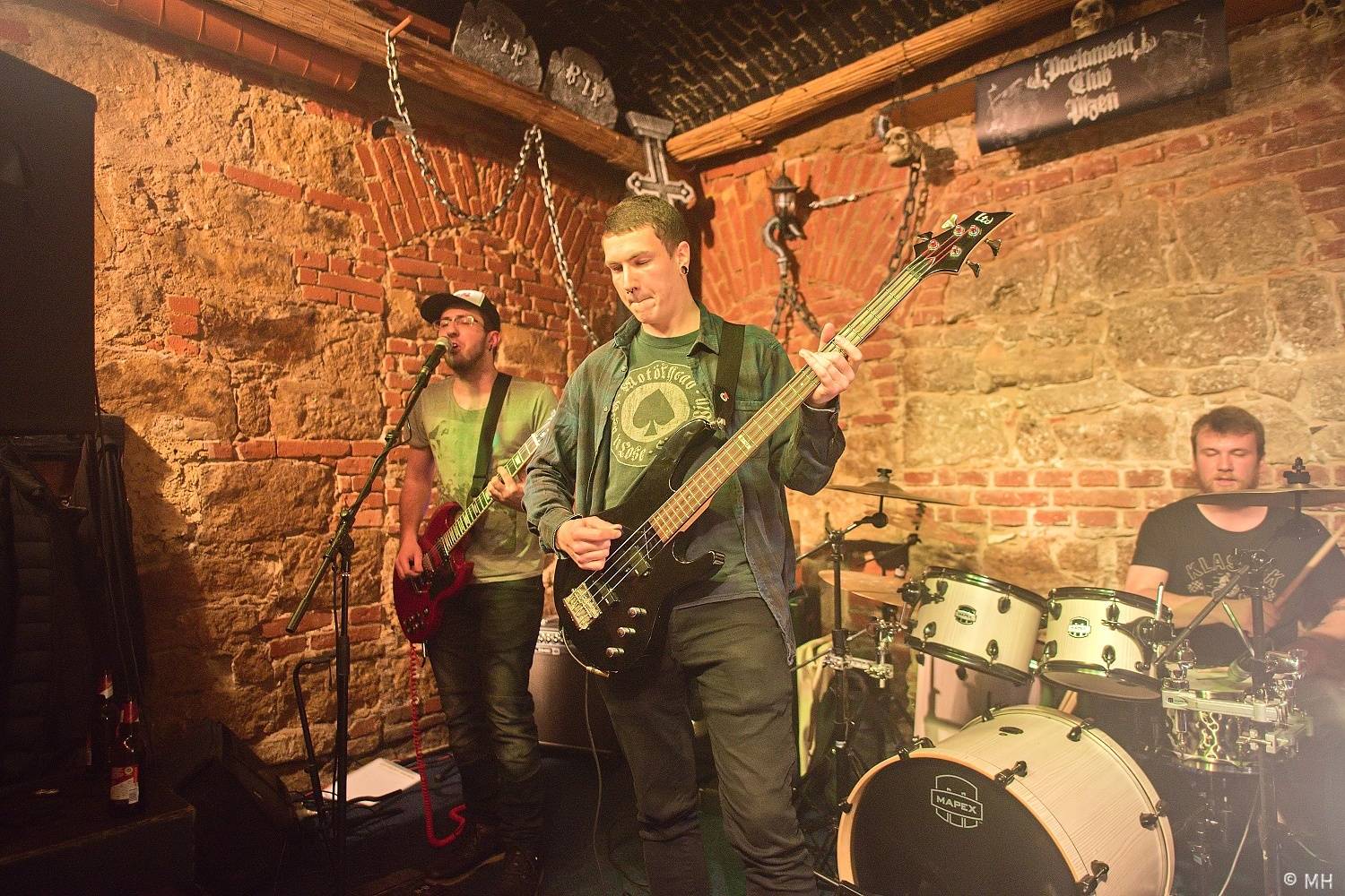 V Plzni vzpomínali na Lemmyho. V Parlamentu zahráli Bradavice, Motörreptile a Zvýšený Riziko