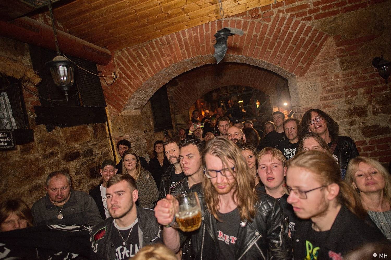 V Plzni vzpomínali na Lemmyho. V Parlamentu zahráli Bradavice, Motörreptile a Zvýšený Riziko