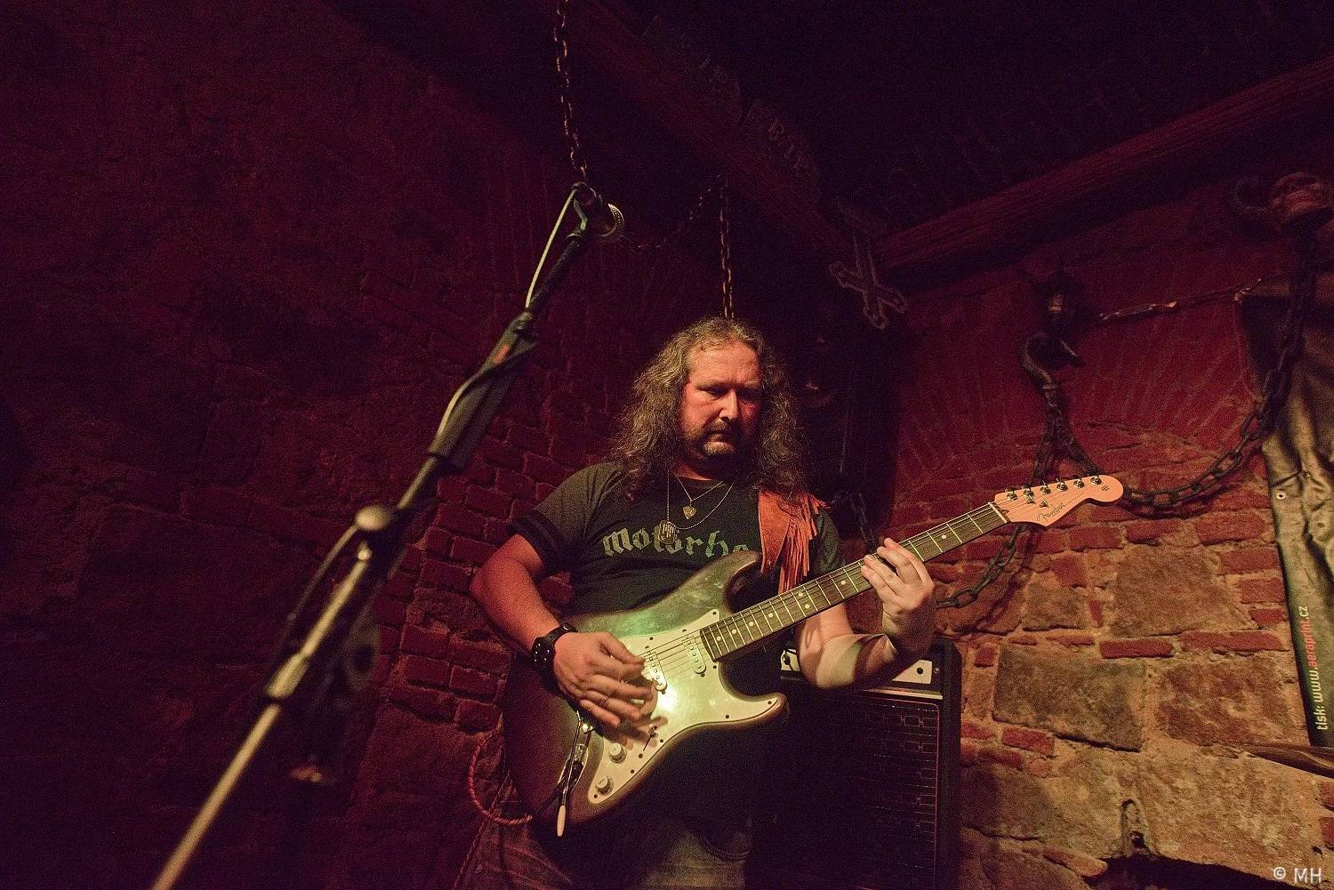 V Plzni vzpomínali na Lemmyho. V Parlamentu zahráli Bradavice, Motörreptile a Zvýšený Riziko