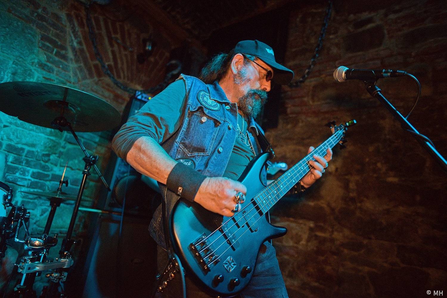 V Plzni vzpomínali na Lemmyho. V Parlamentu zahráli Bradavice, Motörreptile a Zvýšený Riziko