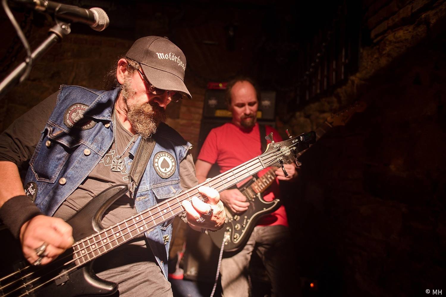 V Plzni vzpomínali na Lemmyho. V Parlamentu zahráli Bradavice, Motörreptile a Zvýšený Riziko