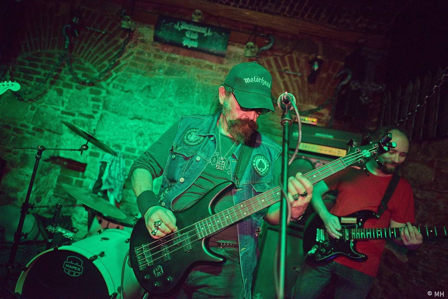 V Plzni vzpomínali na Lemmyho. V Parlamentu zahráli Bradavice, Motörreptile a Zvýšený Riziko