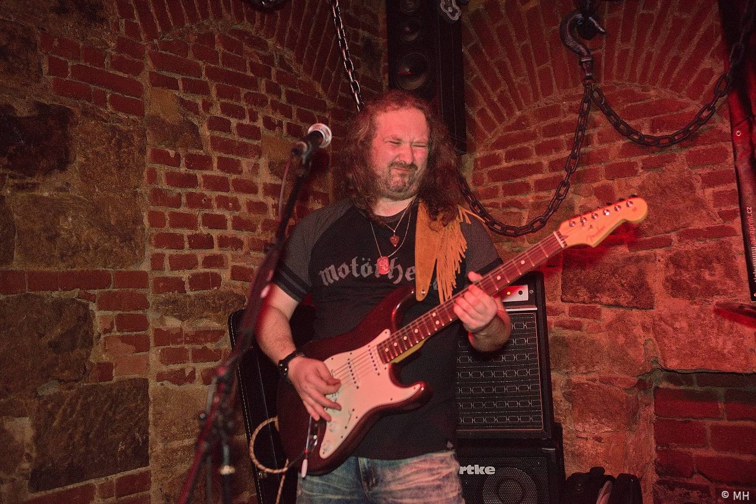 V Plzni vzpomínali na Lemmyho. V Parlamentu zahráli Bradavice, Motörreptile a Zvýšený Riziko