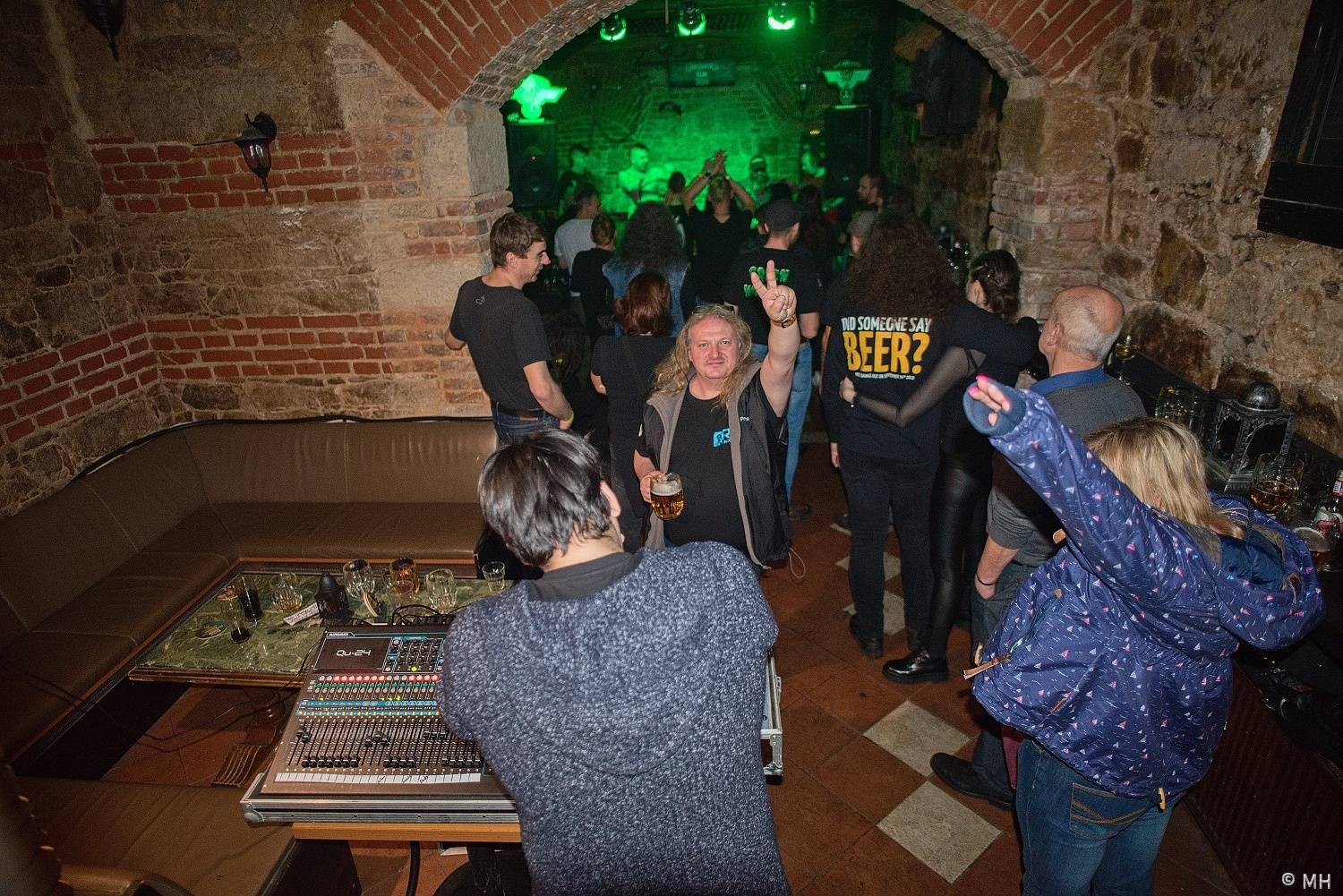 V Plzni vzpomínali na Lemmyho. V Parlamentu zahráli Bradavice, Motörreptile a Zvýšený Riziko