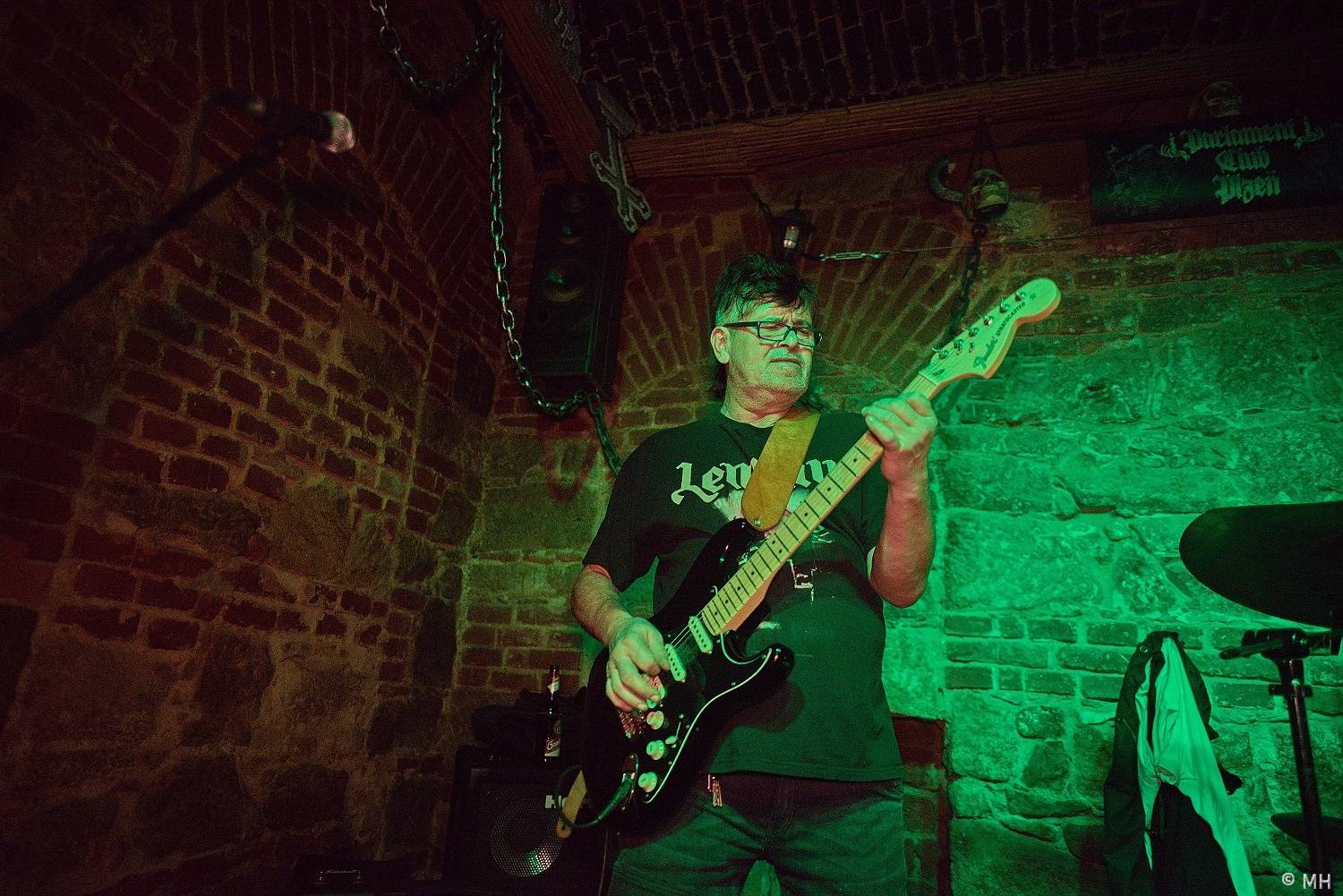 V Plzni vzpomínali na Lemmyho. V Parlamentu zahráli Bradavice, Motörreptile a Zvýšený Riziko