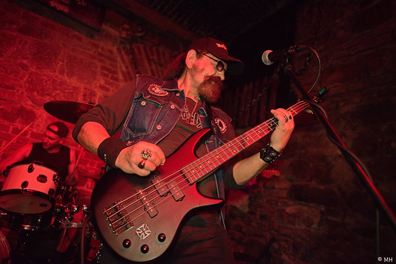 V Plzni vzpomínali na Lemmyho. V Parlamentu zahráli Bradavice, Motörreptile a Zvýšený Riziko