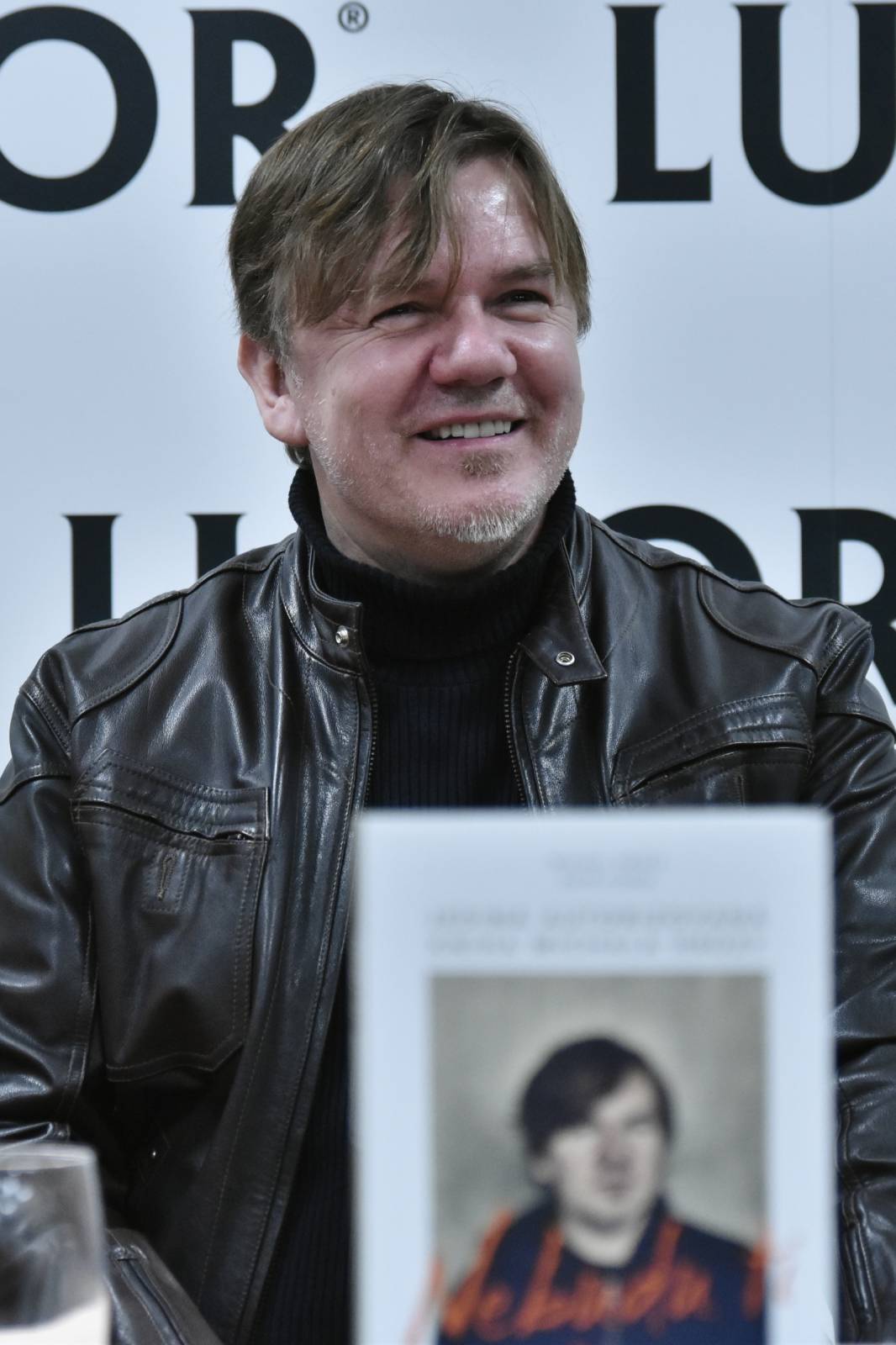 Michal Hrůza pokřtil v Luxoru svou biografii Nebudu ti lhát