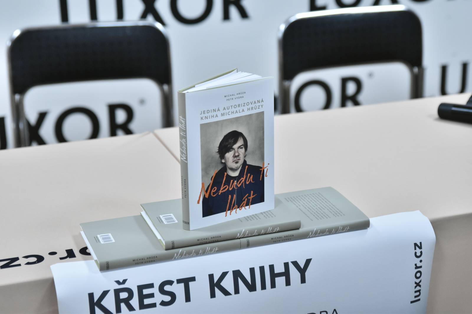 Michal Hrůza pokřtil v Luxoru svou biografii Nebudu ti lhát