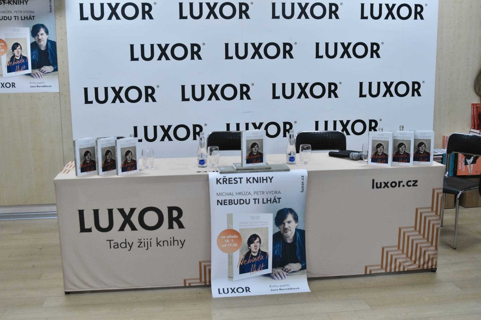 Michal Hrůza pokřtil v Luxoru svou biografii Nebudu ti lhát