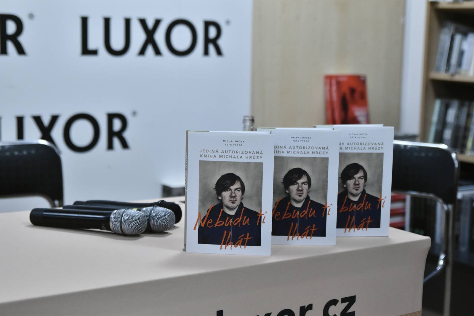 Michal Hrůza pokřtil v Luxoru svou biografii Nebudu ti lhát