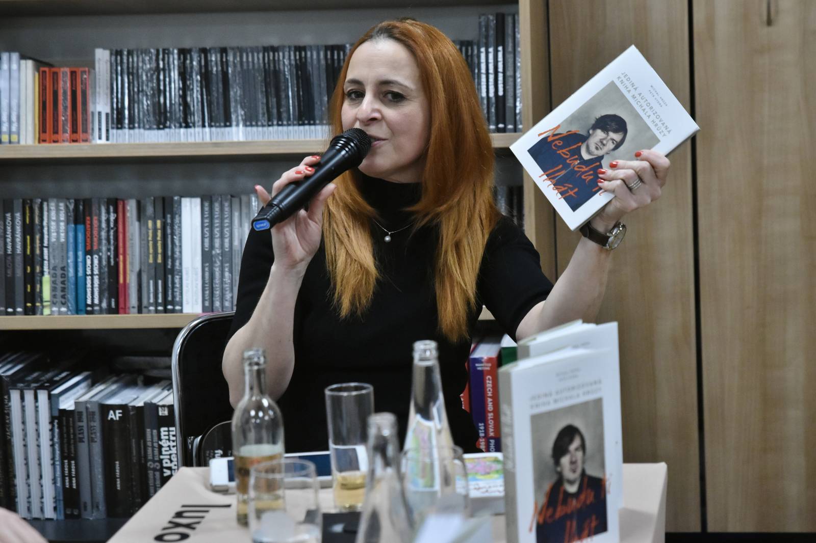 Michal Hrůza pokřtil v Luxoru svou biografii Nebudu ti lhát