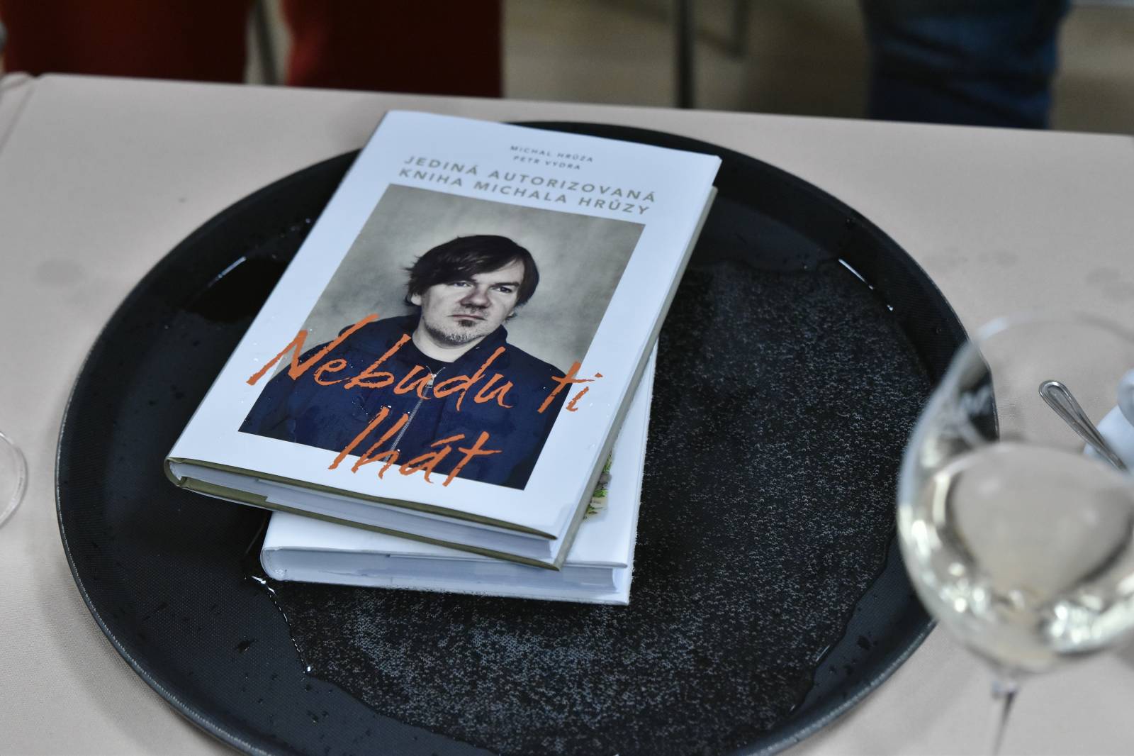 Michal Hrůza pokřtil v Luxoru svou biografii Nebudu ti lhát