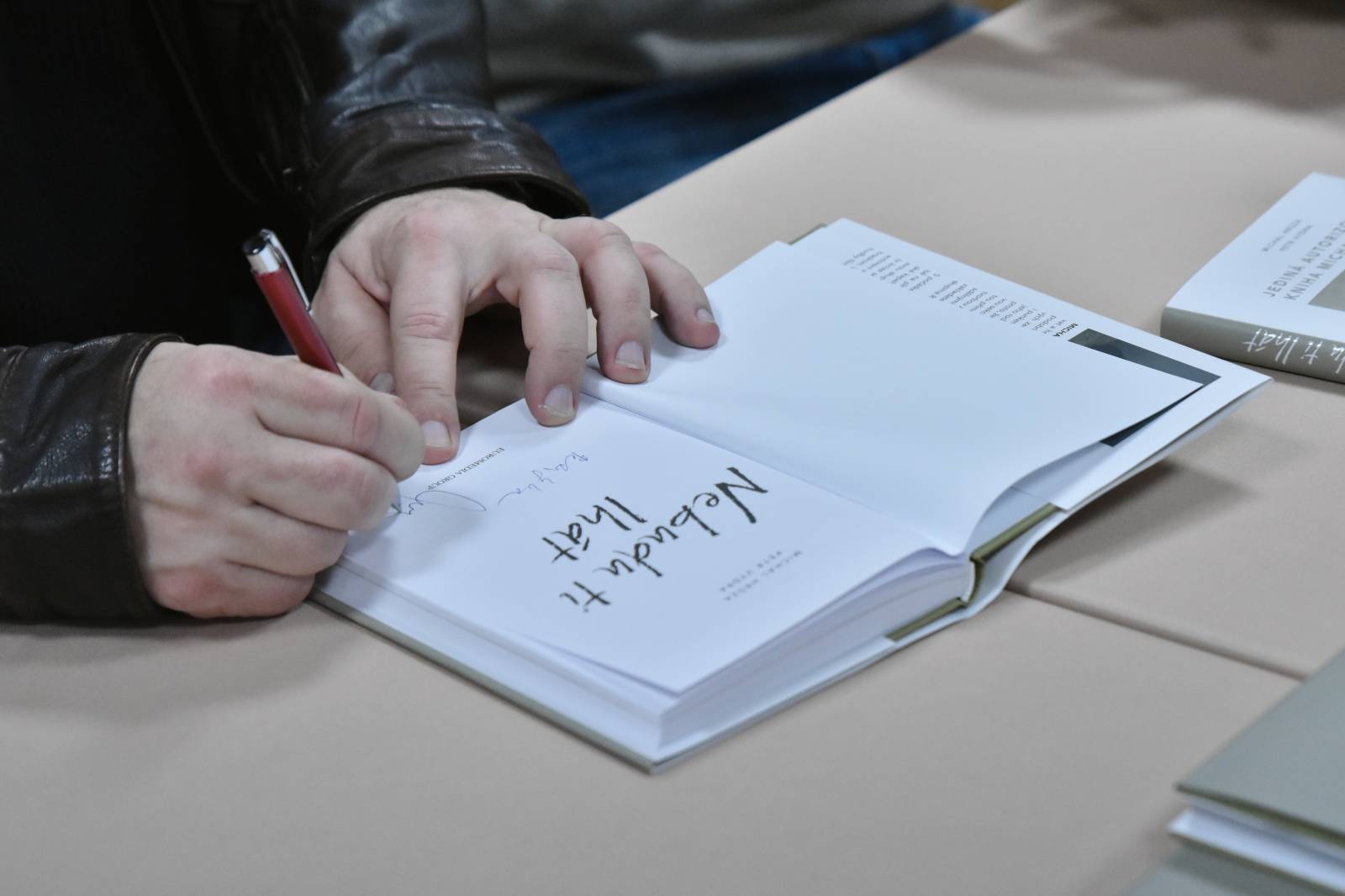 Michal Hrůza pokřtil v Luxoru svou biografii Nebudu ti lhát