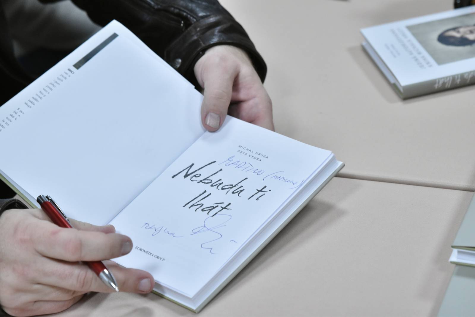 Michal Hrůza pokřtil v Luxoru svou biografii Nebudu ti lhát