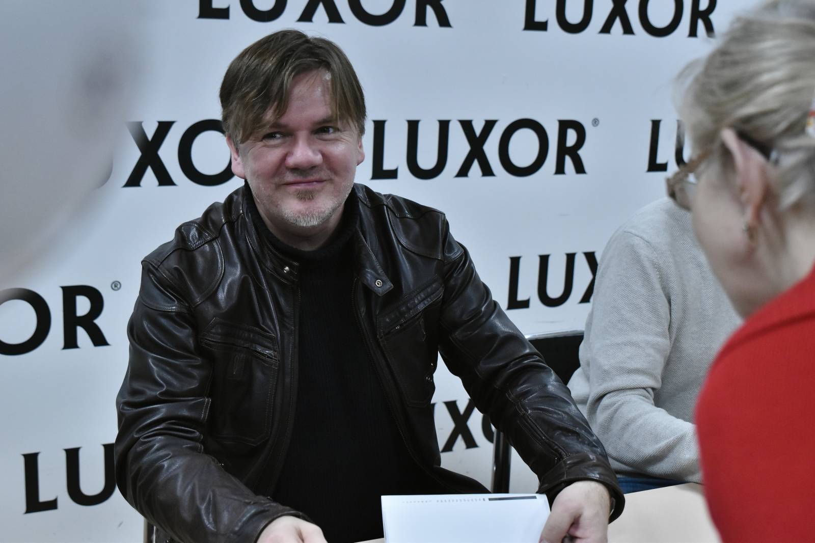 Michal Hrůza pokřtil v Luxoru svou biografii Nebudu ti lhát