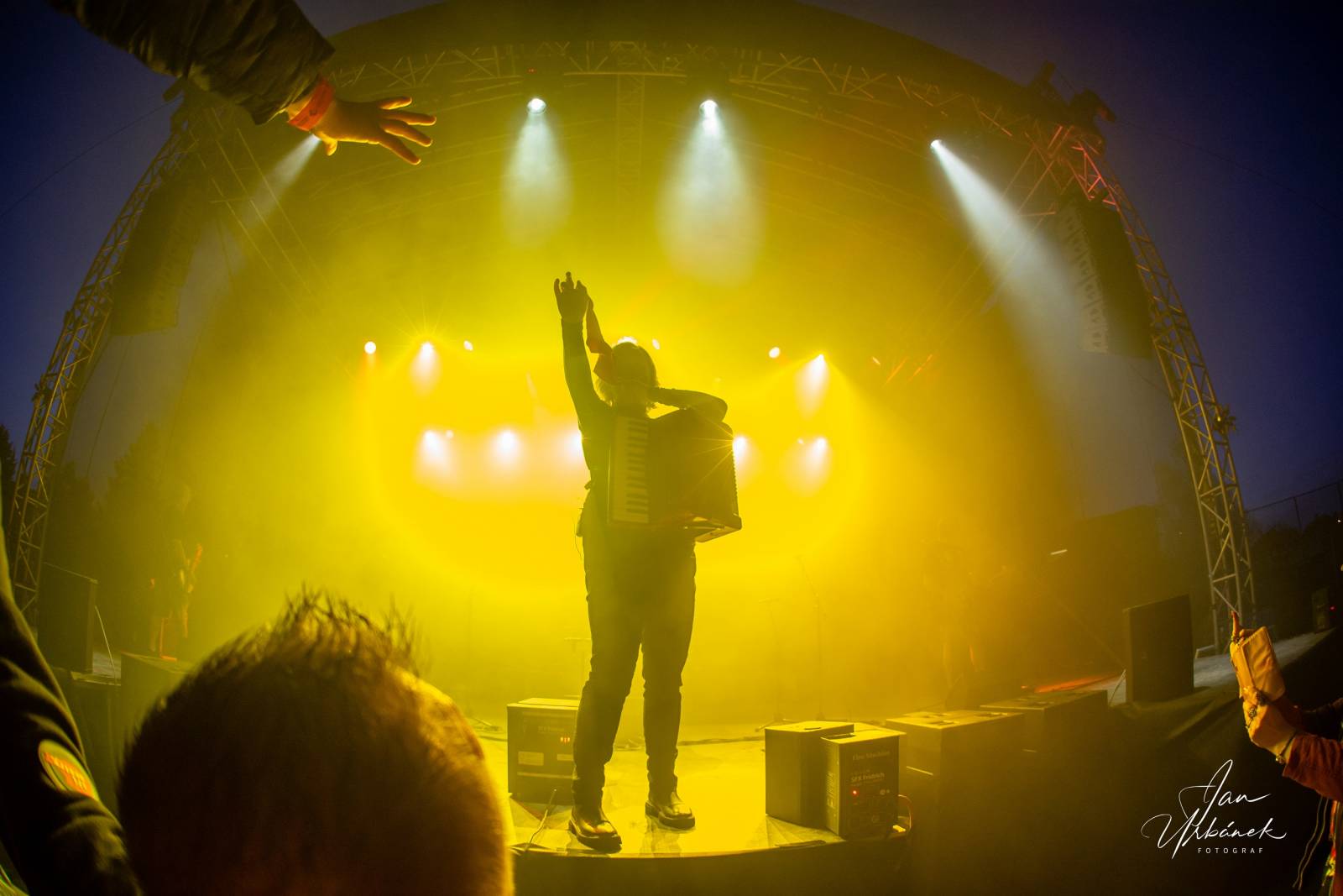 Rok 2022 objektivem fotografů | Jan Urbánek zachytil Stromboli v lomu Amerika, Tři sestry, Kabát i Heilung