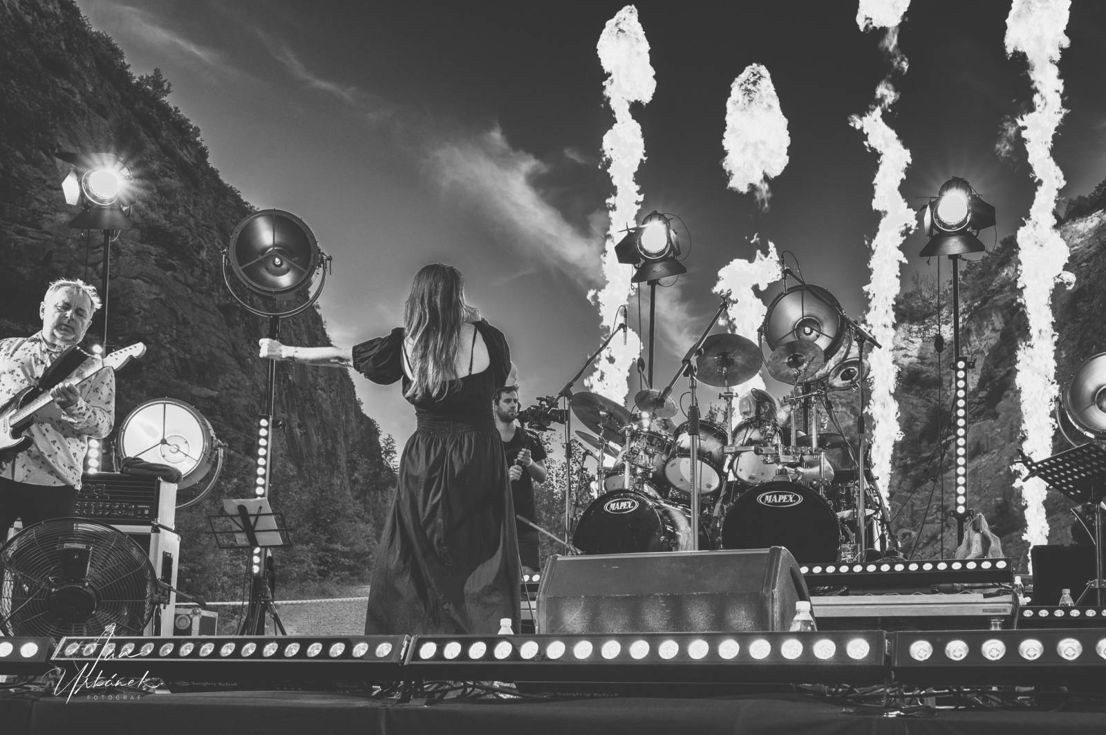 Rok 2022 objektivem fotografů | Jan Urbánek zachytil Stromboli v lomu Amerika, Tři sestry, Kabát i Heilung