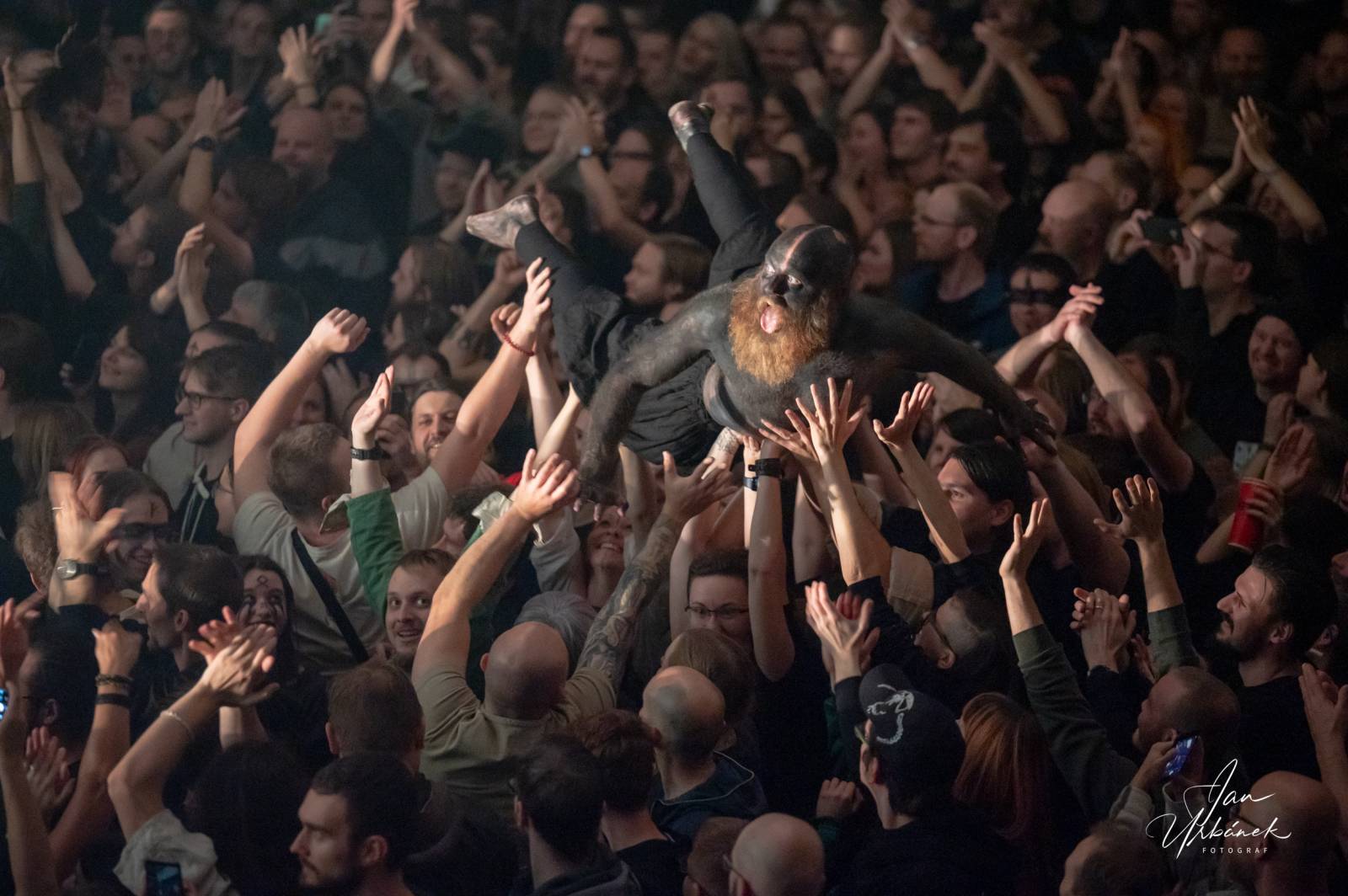 Rok 2022 objektivem fotografů | Jan Urbánek zachytil Stromboli v lomu Amerika, Tři sestry, Kabát i Heilung