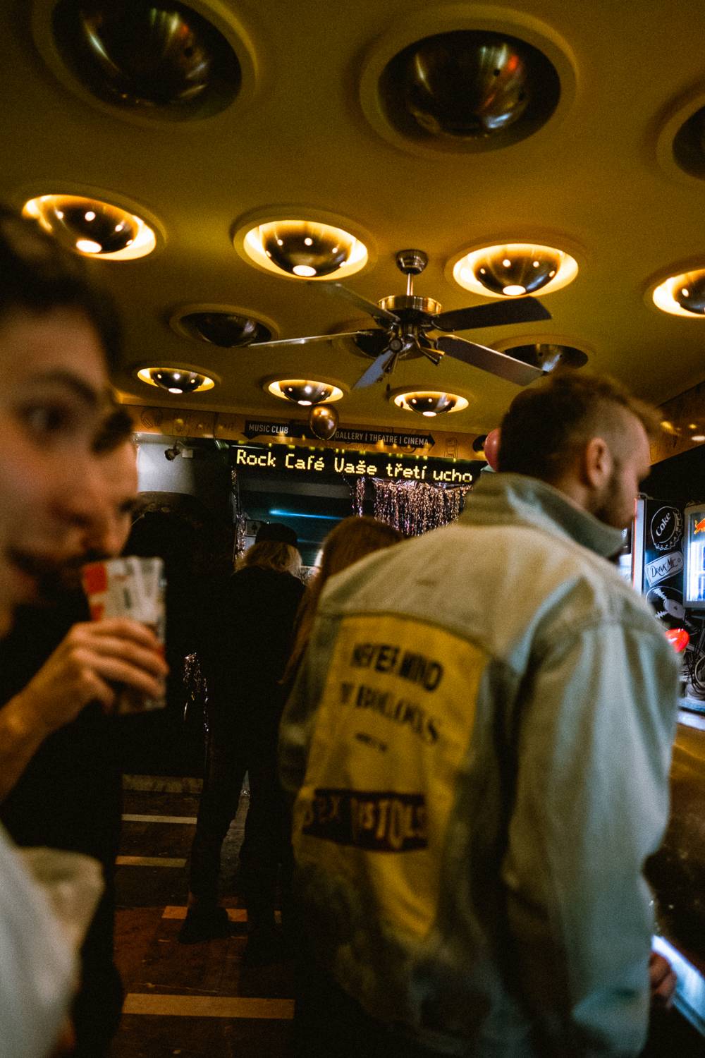 Rock Café slavilo 32. narozeniny, přáli mu 7krát3 a The Valentines