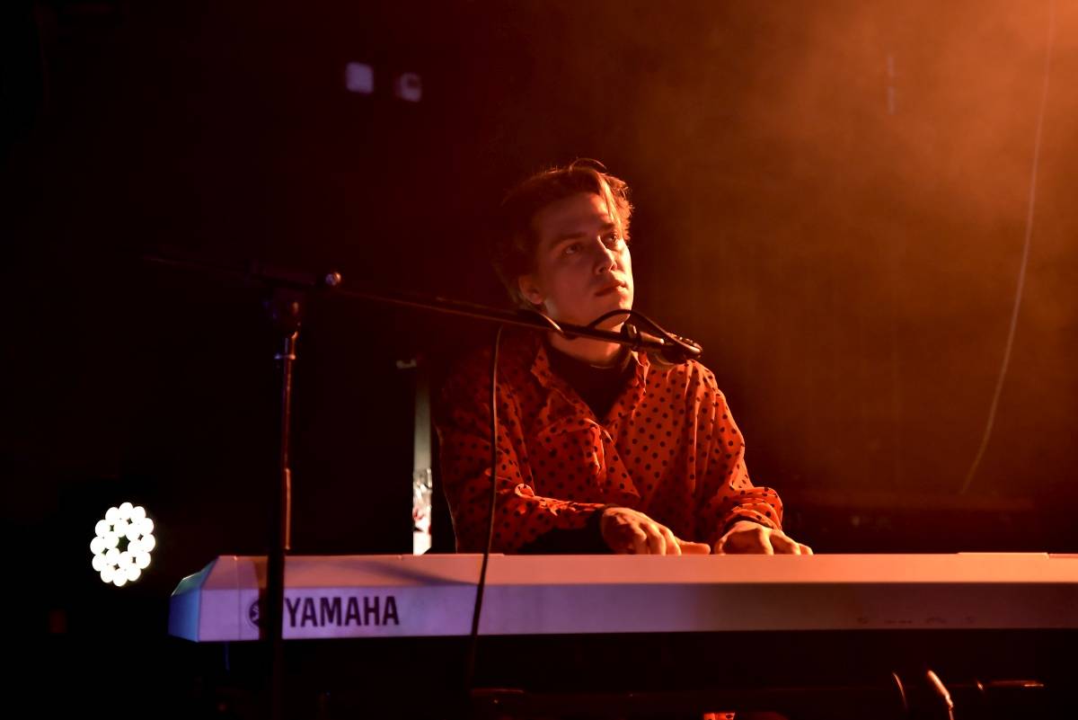 Rock Café hostilo SUPŠ Fest. Akci, na které se učitel promění v normální týpka s kytarou a introvertní student ve řvoucího tygra