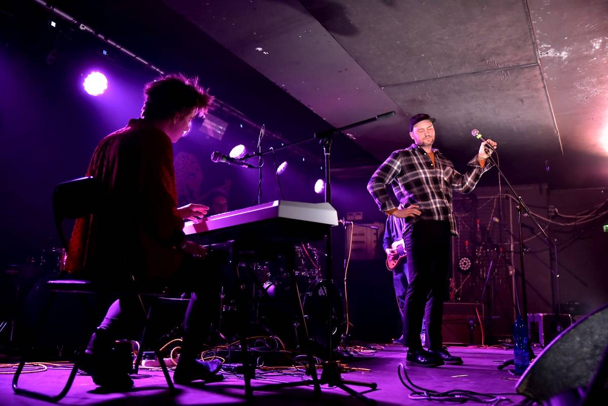 Rock Café hostilo SUPŠ Fest. Akci, na které se učitel promění v normální týpka s kytarou a introvertní student ve řvoucího tygra