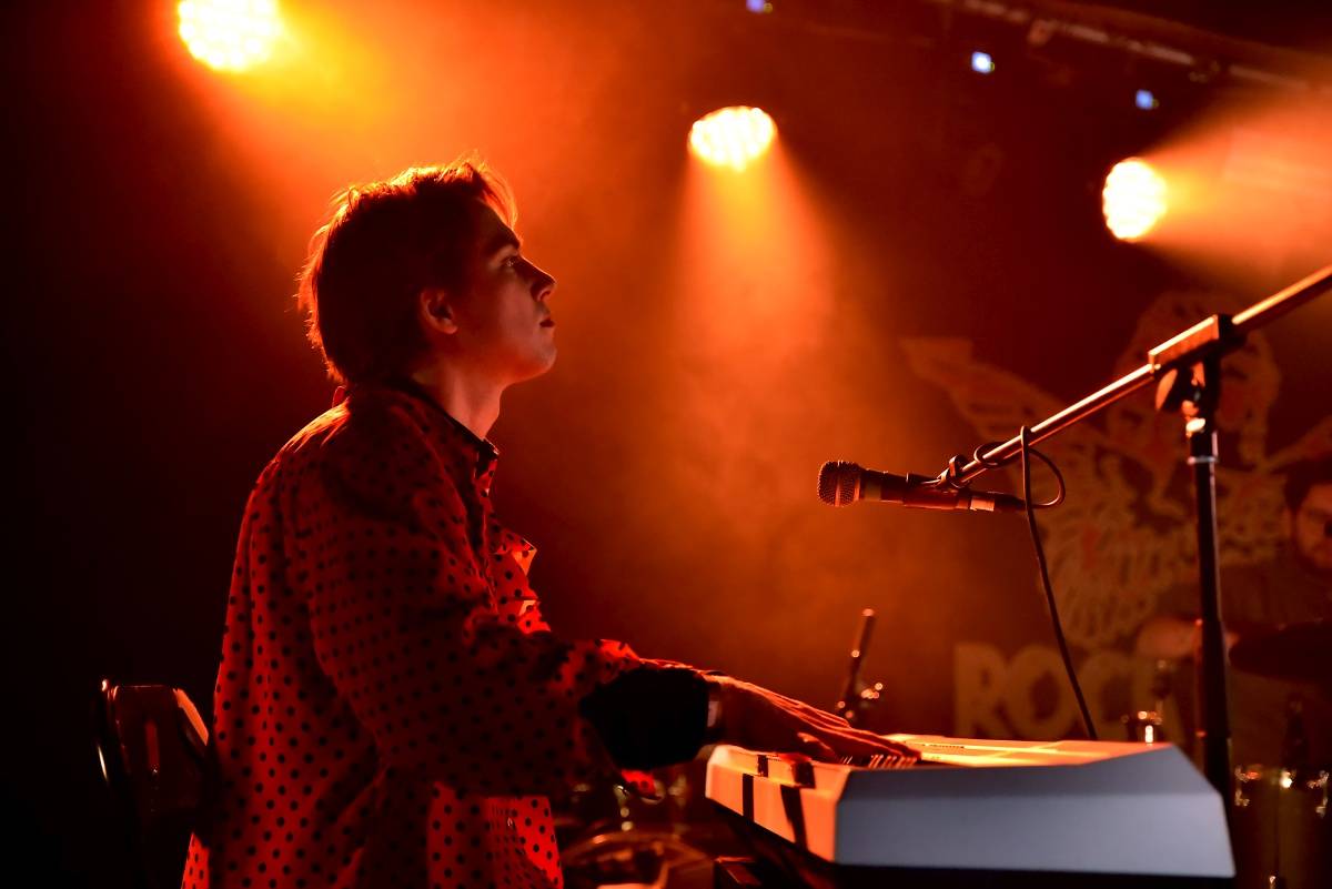 Rock Café hostilo SUPŠ Fest. Akci, na které se učitel promění v normální týpka s kytarou a introvertní student ve řvoucího tygra