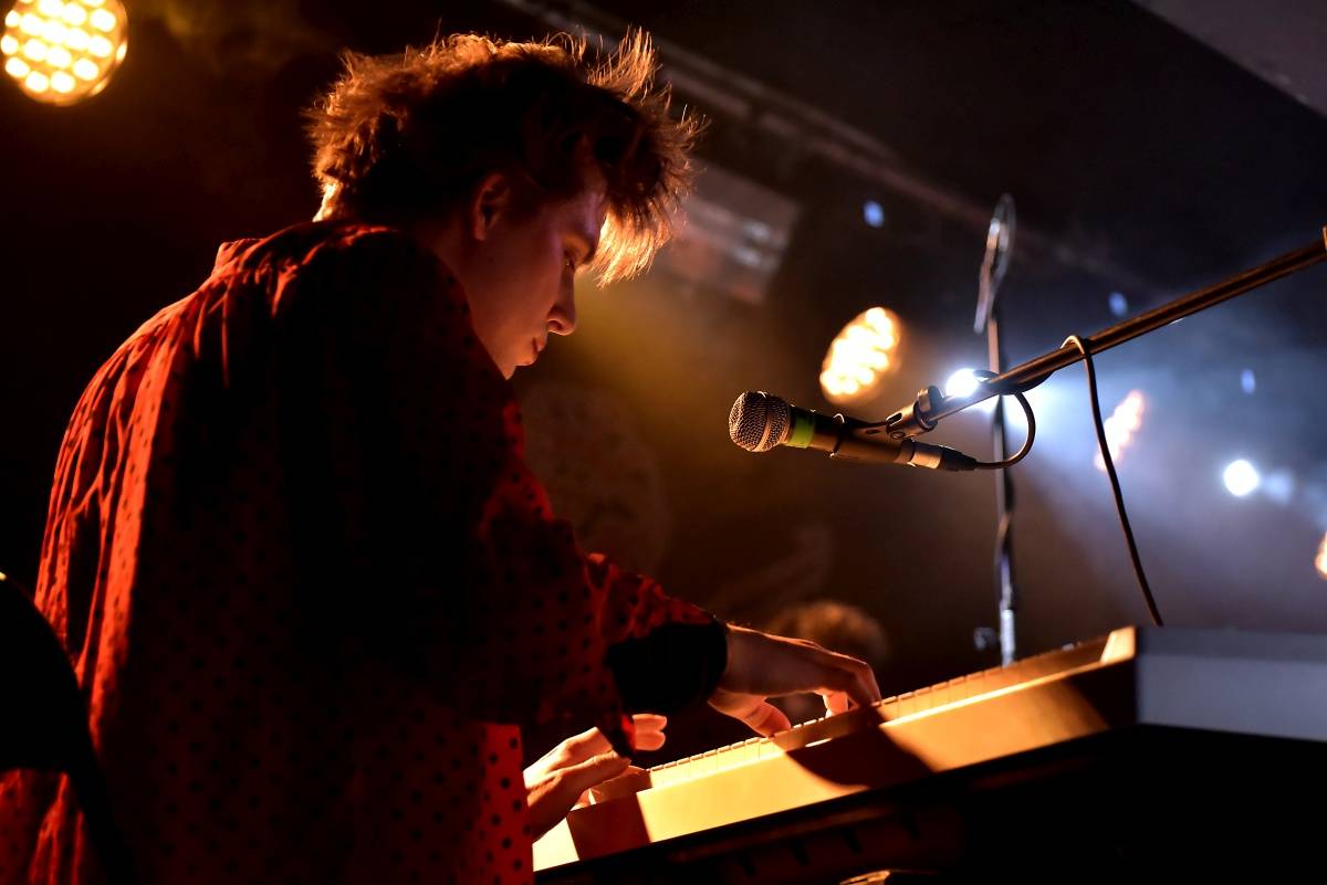 Rock Café hostilo SUPŠ Fest. Akci, na které se učitel promění v normální týpka s kytarou a introvertní student ve řvoucího tygra