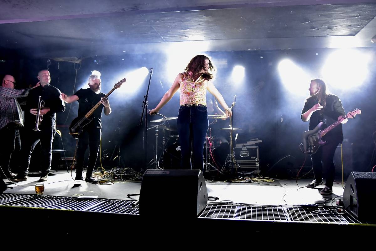 Rock Café hostilo SUPŠ Fest. Akci, na které se učitel promění v normální týpka s kytarou a introvertní student ve řvoucího tygra