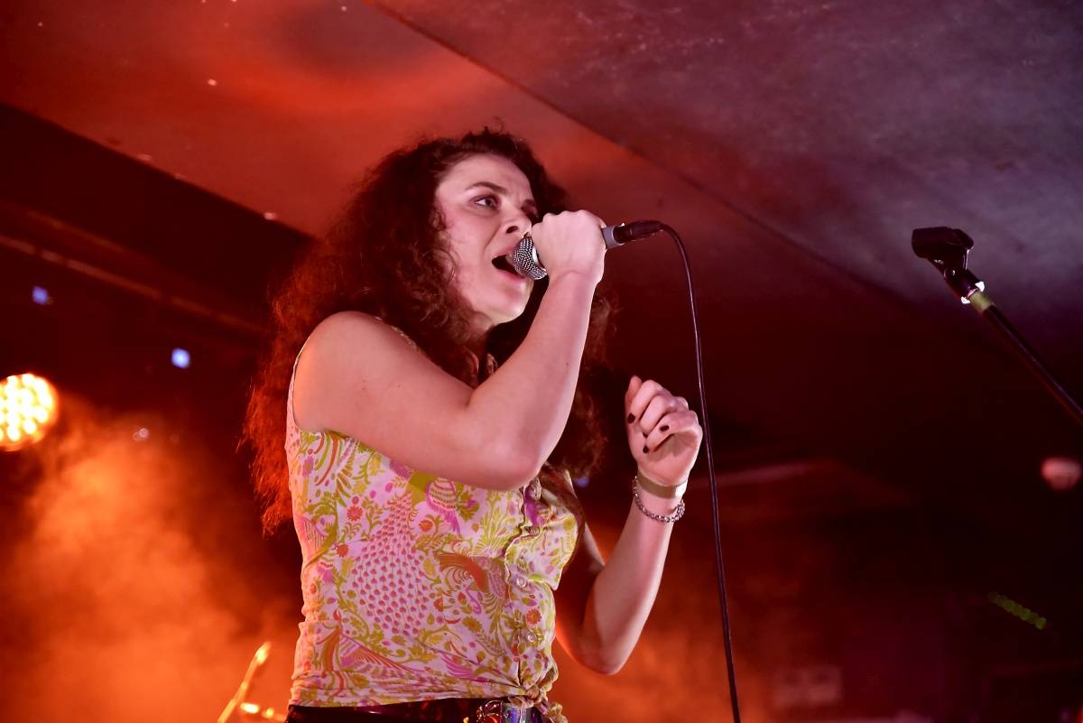 Rock Café hostilo SUPŠ Fest. Akci, na které se učitel promění v normální týpka s kytarou a introvertní student ve řvoucího tygra