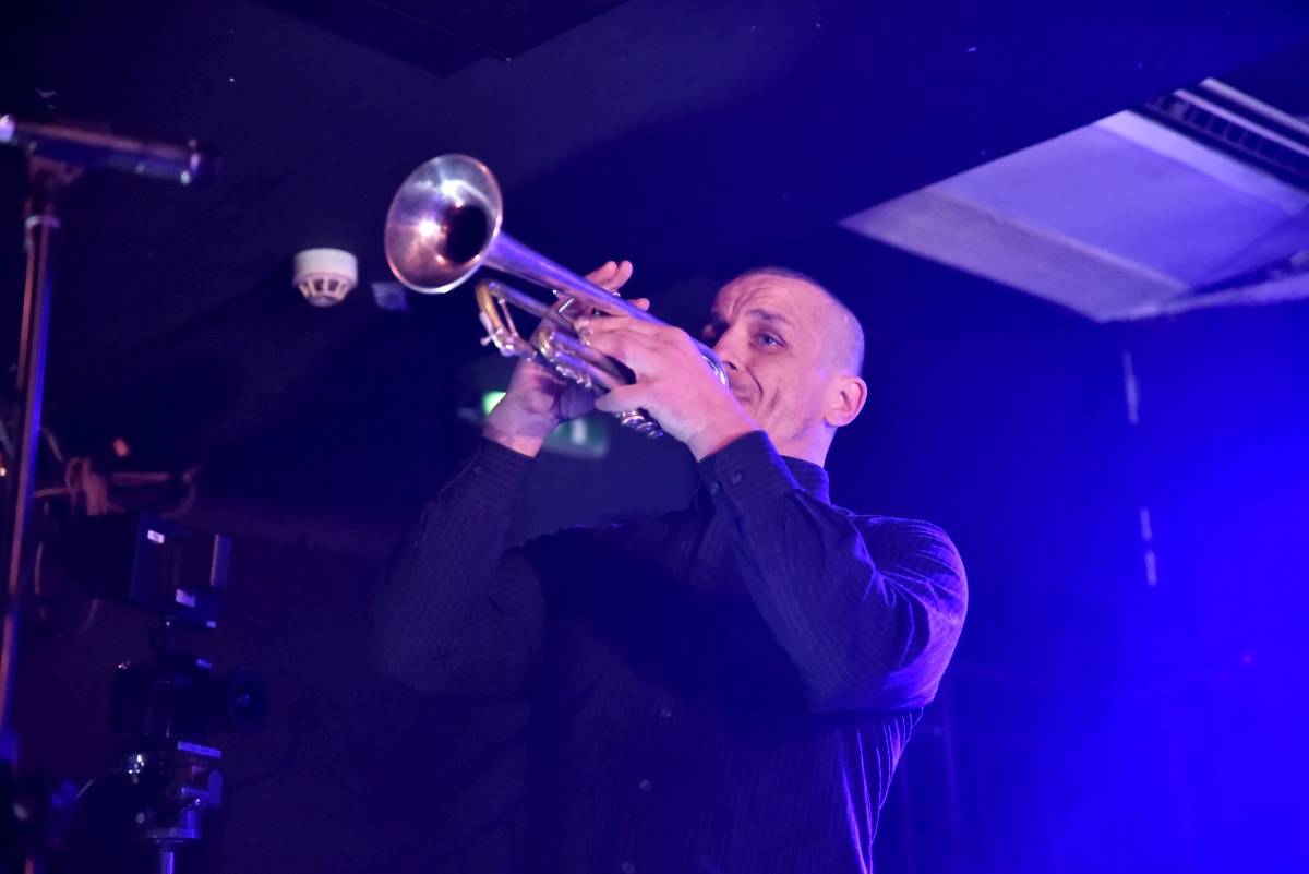 Rock Café hostilo SUPŠ Fest. Akci, na které se učitel promění v normální týpka s kytarou a introvertní student ve řvoucího tygra